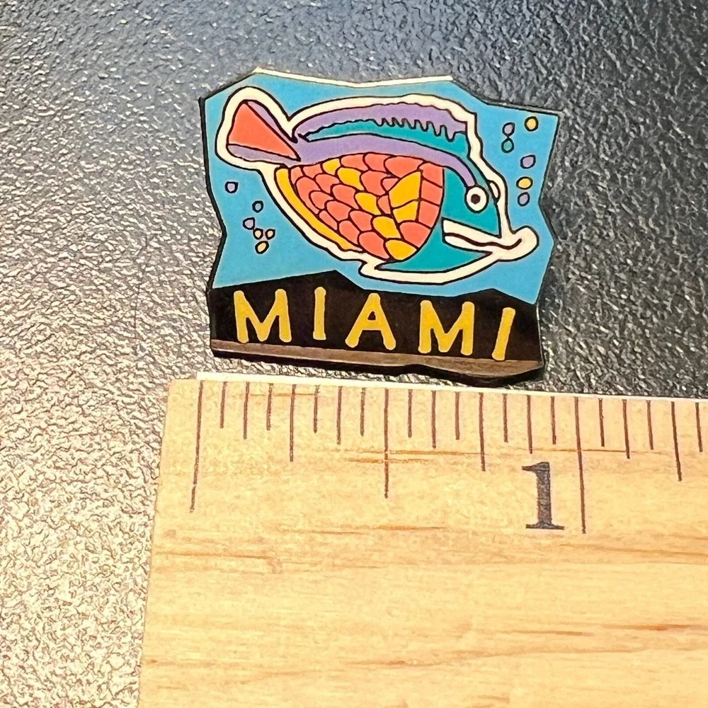 Miami Florida Fish Pin Blue Pink White Enamel Silver‎ Tone